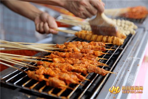 樂山美食又火了 缽缽雞、麻辣燙、蛋烘糕一站式打卡，農副土特產品添彩