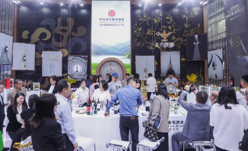 創(chuàng)新產(chǎn)品體驗引爆春糖現(xiàn)場，流量大V助陣選品 中信國安葡萄酒業(yè)市場創(chuàng)新滲透酒業(yè)產(chǎn)品